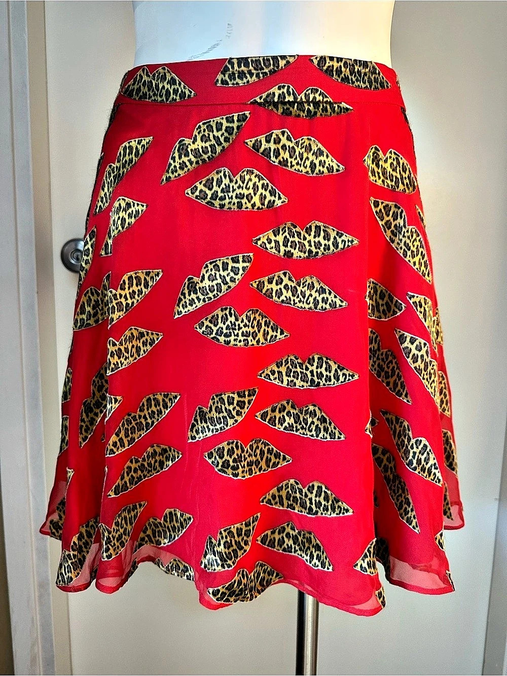Alice + Olivia x Donald Robertson Cheetah Lip Print Flare Red Mini Skirt size 4